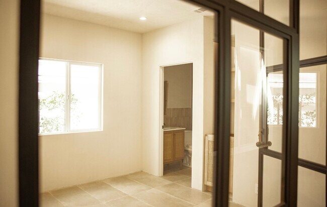 Foto del edificio - 817 N Orange Grove Ave