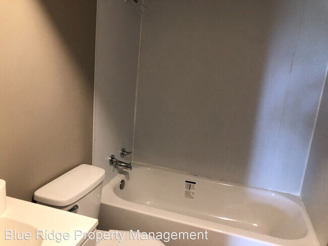 Building Photo - 3 br, 2 bath House - 2112 Hemlock Lane