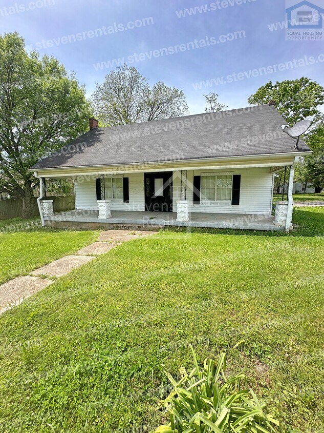 142 N Russell St Unit Main House, Portland, TN 37148 Room for Rent in