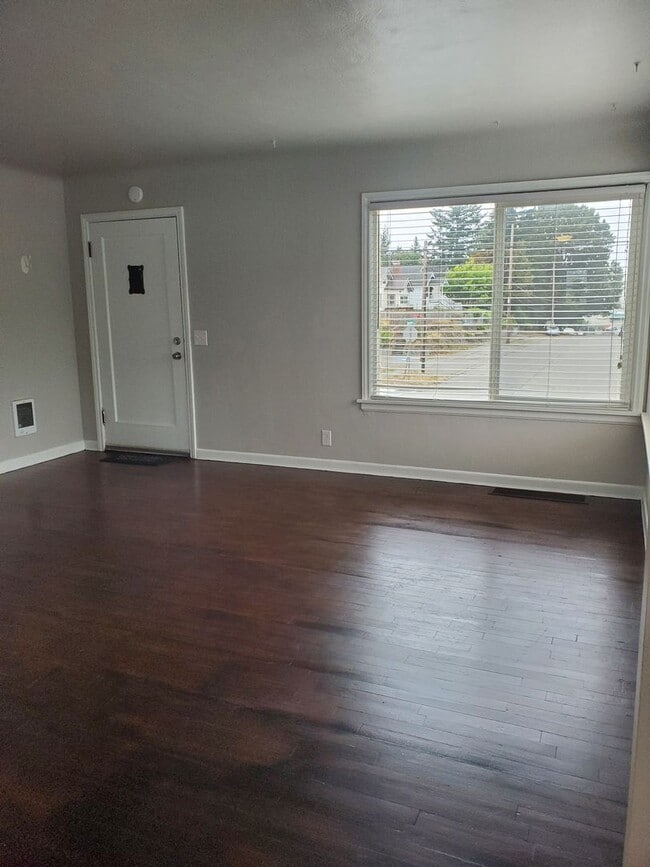 Building Photo - Charming 1 Bedroom Unit With Garage, Priva...