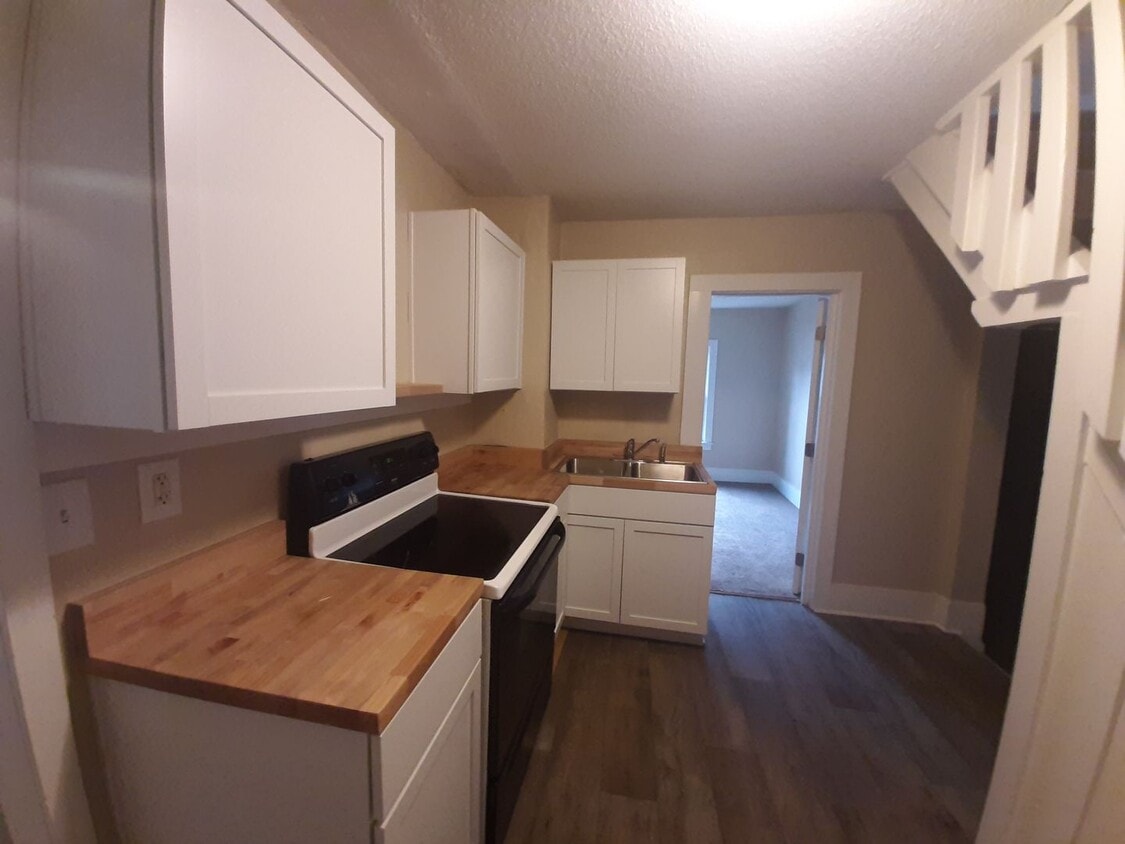 Primary Photo - 3 Bedroom, 1 Bathroom home with new kitchen!