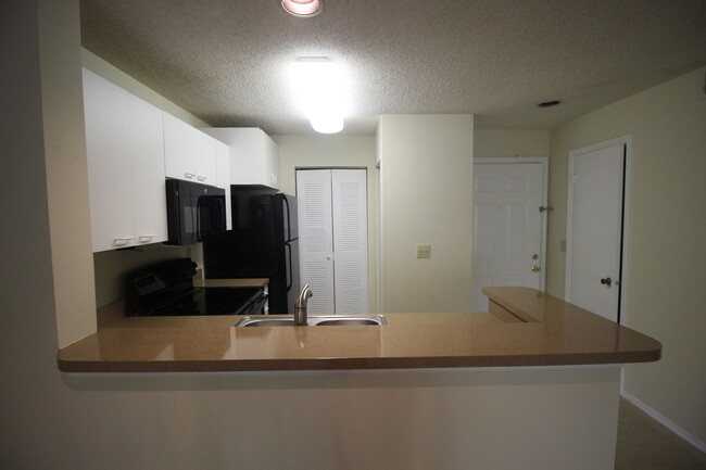 Building Photo - 2/2 on 2nd Floor at the Landings of Tampa ...