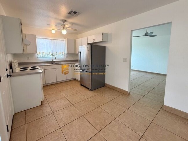 Foto del edificio - Charming three bedroom - two bathroom GREA...