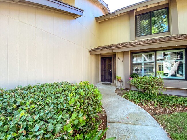 Foto del edificio - Two-Story 3 Bed, 3 Bath with Bonus Room in...