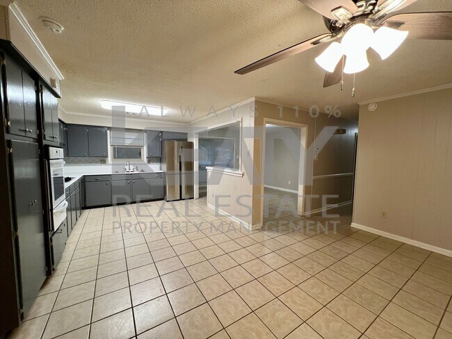 Building Photo - 4 bedroom, 2.5 bathroom house available in...