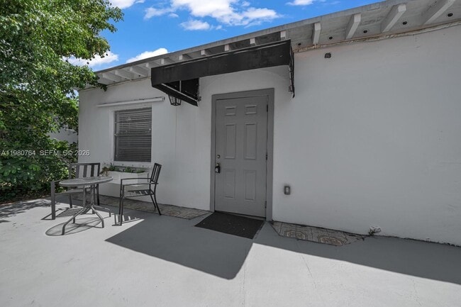 Building Photo - 1044 SW 13th Ct