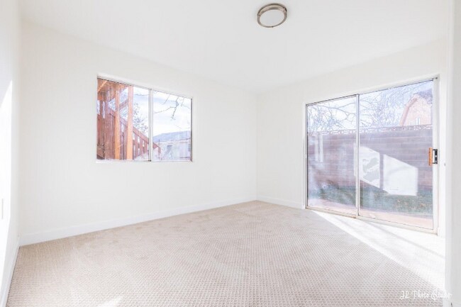Building Photo - 622 E Springhill Dr