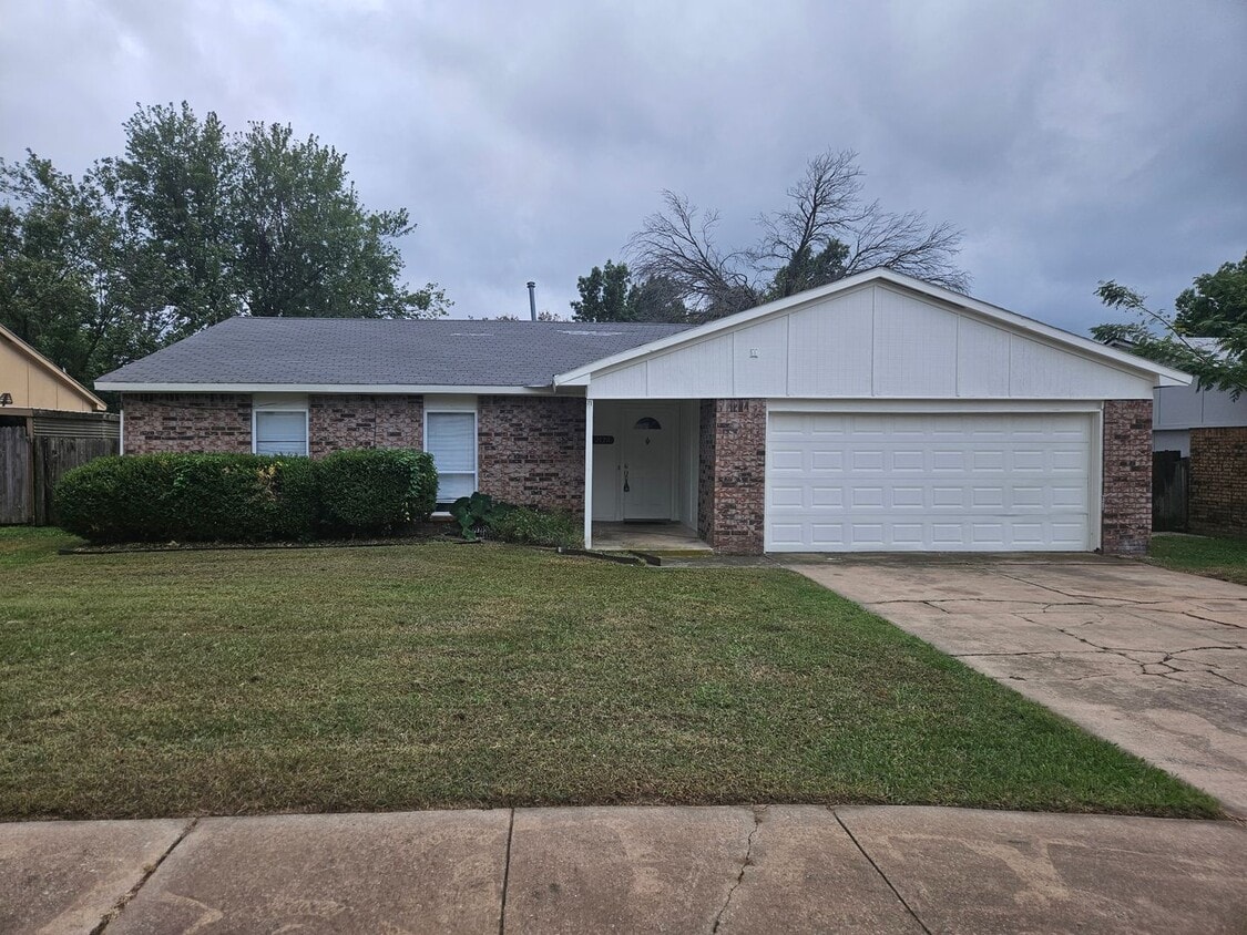 Foto principal - (3) Bed/(2) Bath Pets Negotiable Avail NOW!