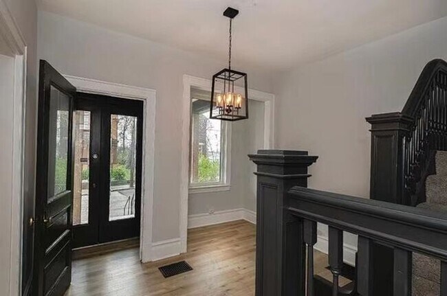 Building Photo - 5 bedroom home in the Upper Hill District