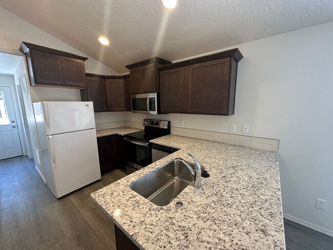 Foto del edificio - MIDTOWN Newer 2 Bdrm Cottage, 1 bath, Air Conditioning, Laundry Room, Large Patio, Off Street Par...