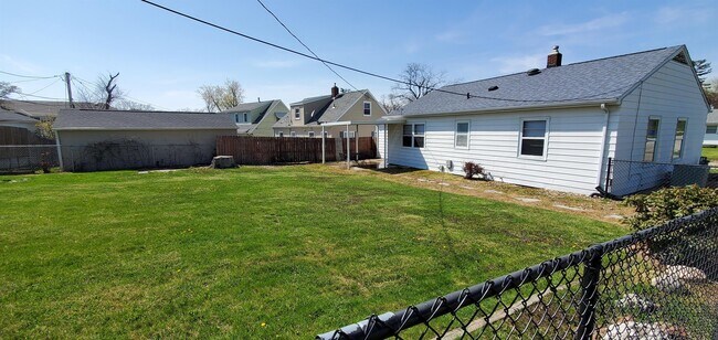Building Photo - 1335 O Ave NE