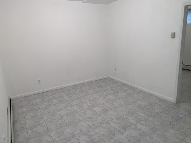 Building Photo - 110 9 St