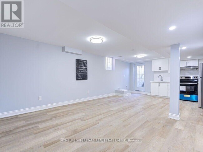 Photo du bâtiment - 6127 Silken Laumann Way