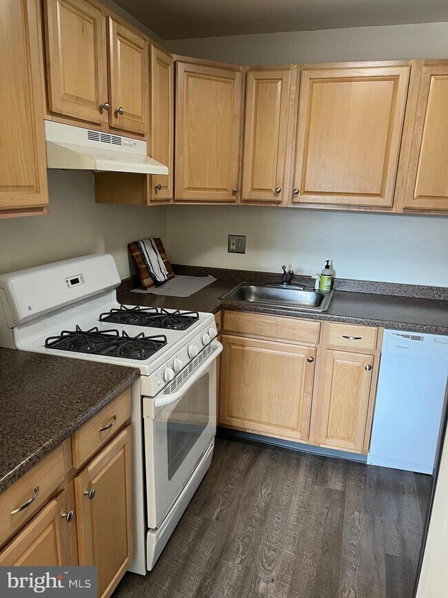 Building Photo - 823 Meadowview Ln
