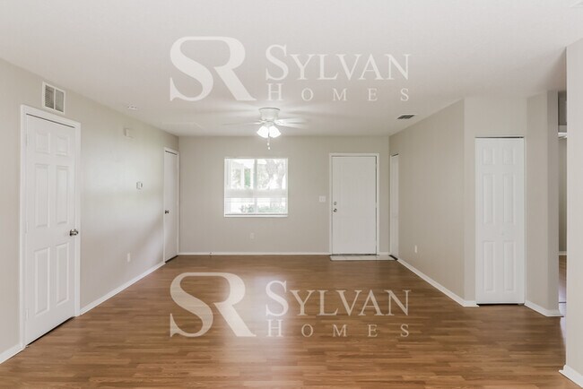 Foto del edificio - This charming home is ready for your personal touch!