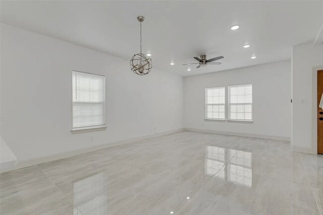 Building Photo - 3155 N Glen Garden Dr