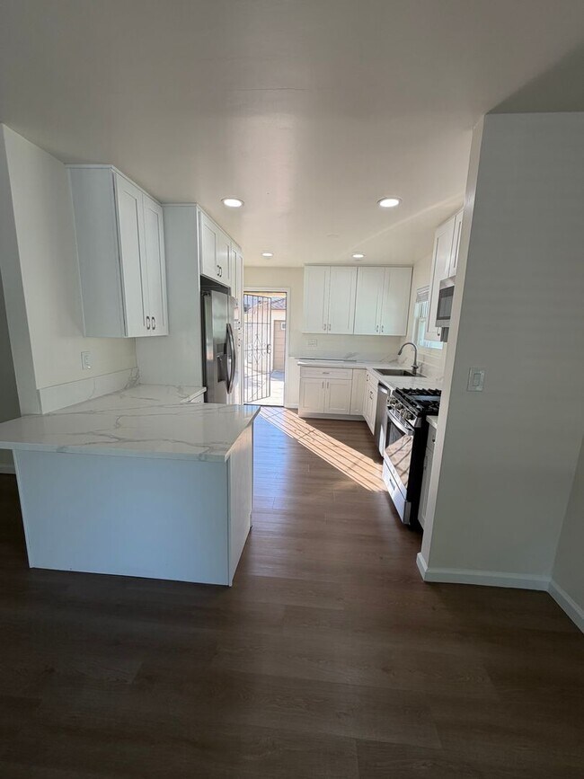 Foto del edificio - Spacious Home in Prime Pacific Beach Location