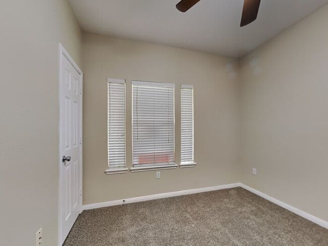 Building Photo - *No Application Fees *$500 off 1st month r...