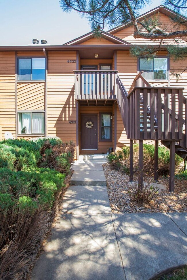 Building Photo - Spacious & Stylish 3-Bedroom Condo in Gunb...