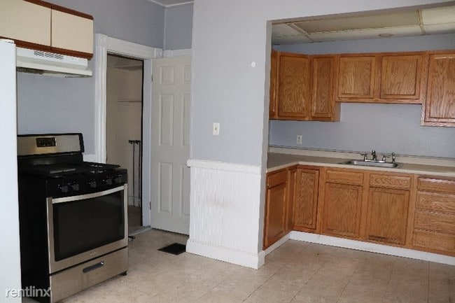 Building Photo - 3 br, 1 bath Apartment - 18 Olive St