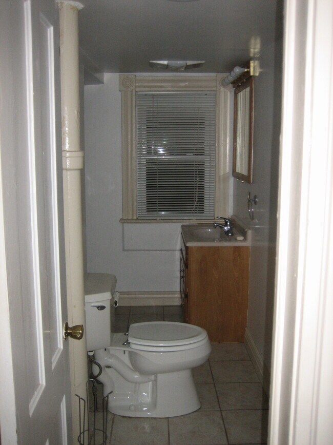 Building Photo - 56 Hartsen St