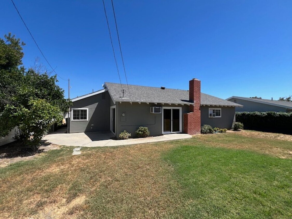 Primary Photo - 3 bedroom, 2 bath single story home in cen...