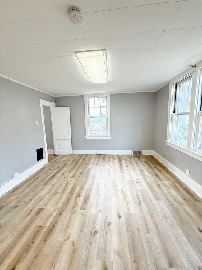 Building Photo - Updated 3 Bedroom 1 Bathroom in North Vers...
