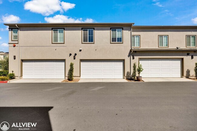 Foto del edificio - Charming 3-Bed, 2.5-Bath Home in Fallbrook’s Citro Community