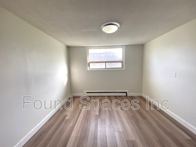 Building Photo - 280 Lorne Ave