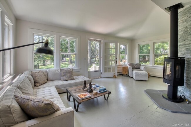 Building Photo - 4075 Pequash Ave