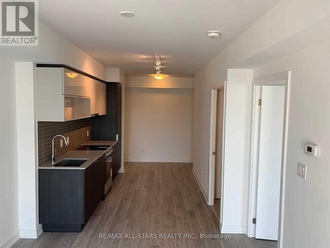 Building Photo - 159 Wellesley St E