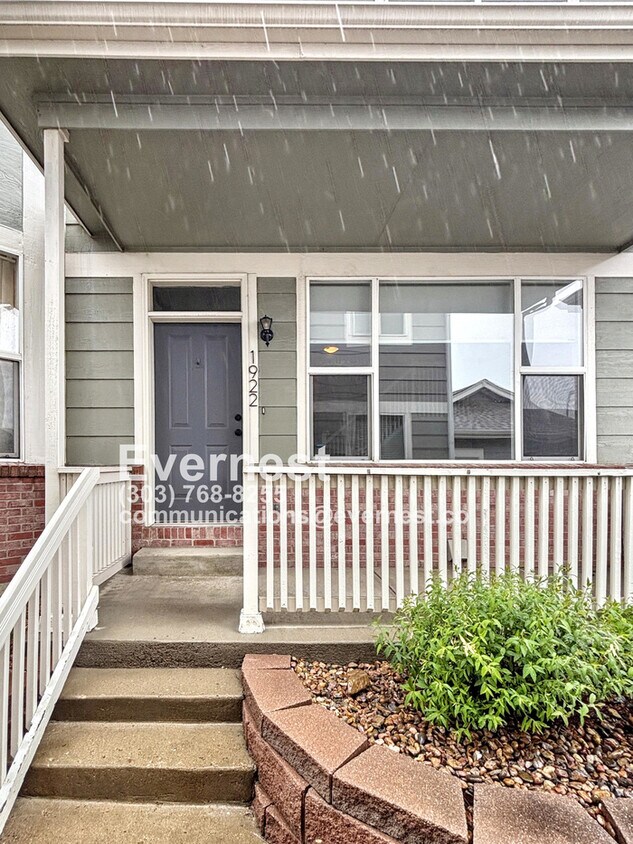Primary Photo - Modern 2-Bedroom Townhome with Full Applia...
