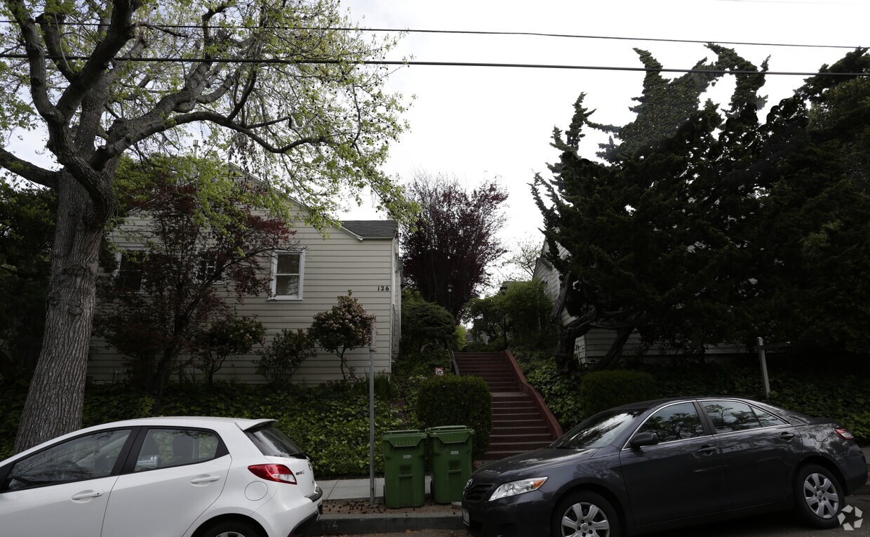 Building Photo - 124-126 Moss Ave