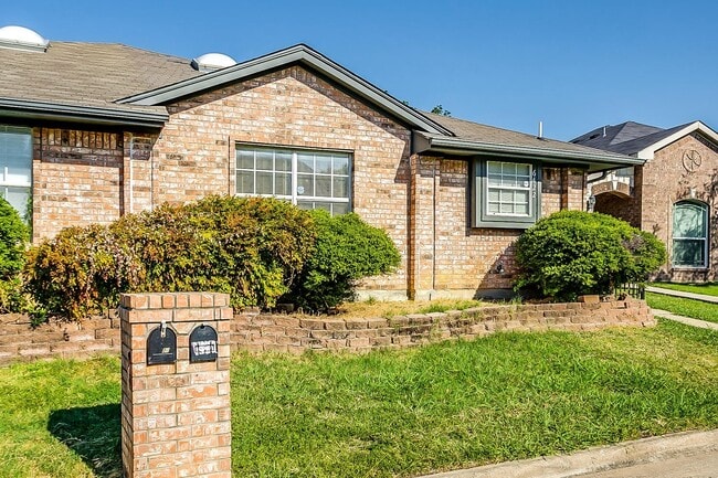 Building Photo - Cute 3 Bedroom 2 Bath 2 Car Garage One Sid...