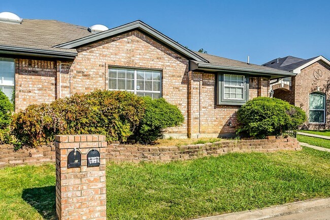 Foto del edificio - Cute 3 Bedroom 2 Bath 2 Car Garage One Sid...