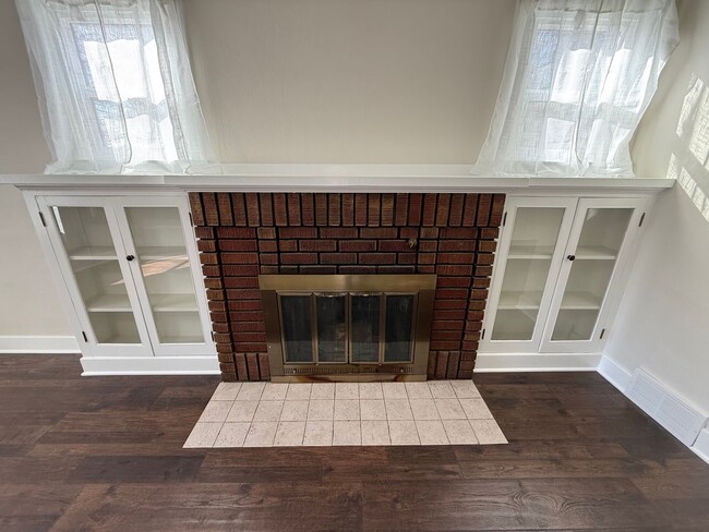 Building Photo - Newly Renovated 3 Bed, 1 Bath House w/ Bonus Room!