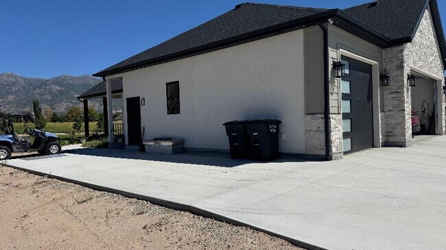 Building Photo - 55 S Harvs Ln