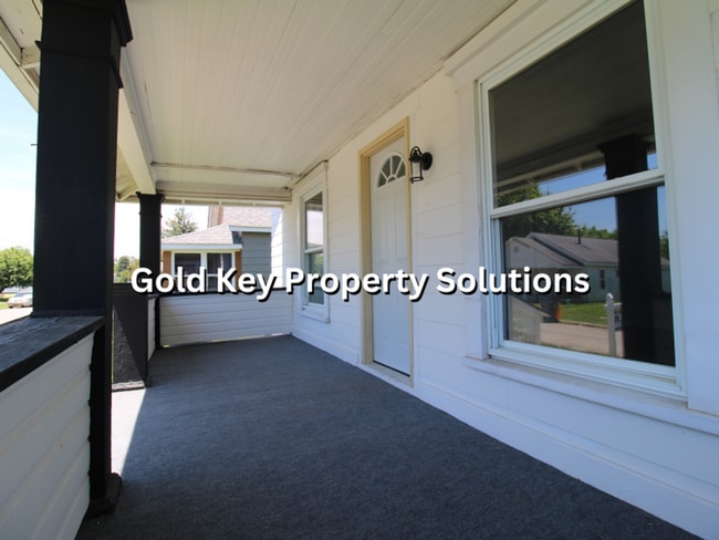 Building Photo - COMING SOON!! Spacious 3 BR 1 BA with Covered Porch and Garage (SECTION 8 APPROVED)