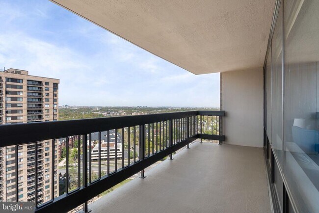 Foto del edificio - 3705 S George Mason Dr