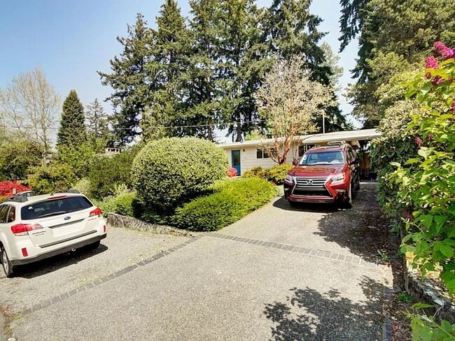 Building Photo - Two bedrooms, one of which equals to 2 bed...