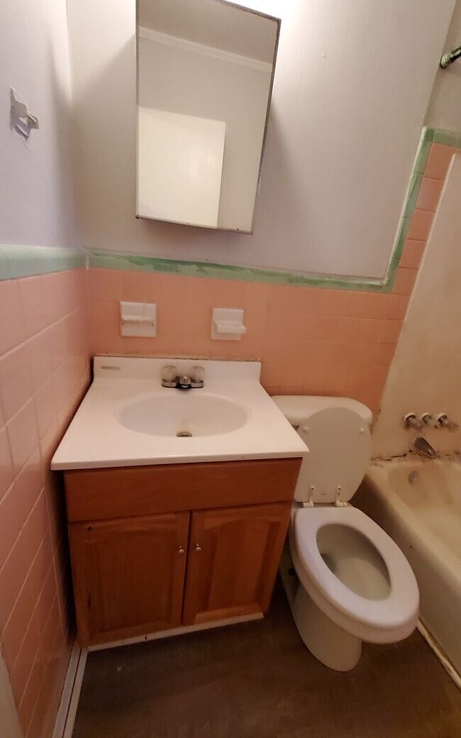 Building Photo - Duplex Convenient to Shaw!