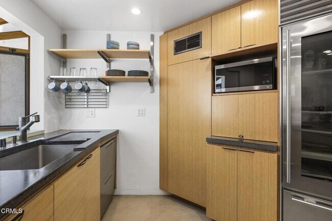 Foto del edificio - 3551 Dixie Canyon Pl