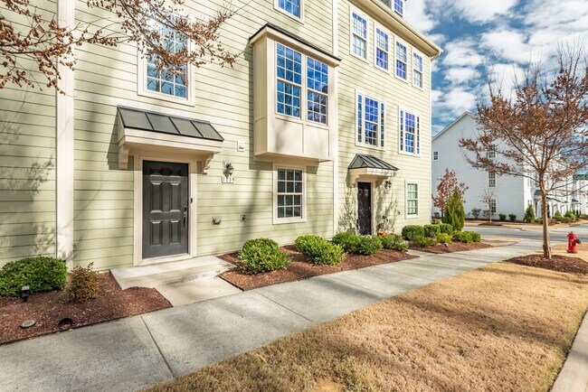Foto del edificio - Applications Pending! Available February 2026! Gorgeous, Like New 4 Bed, 4 Bath Near Southpoint M...