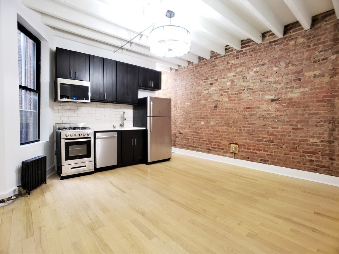Primary Photo - 244 Bainbridge St