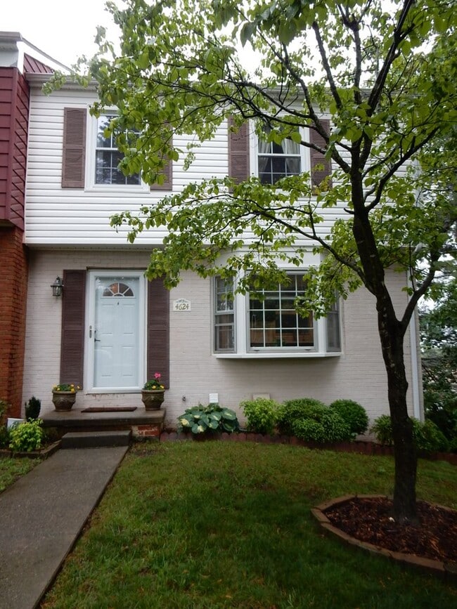 Building Photo - Lovely 3 BR townhome with Community Pool; ...