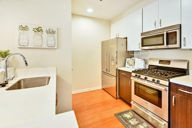 Kitchen - 555 Bartlett St