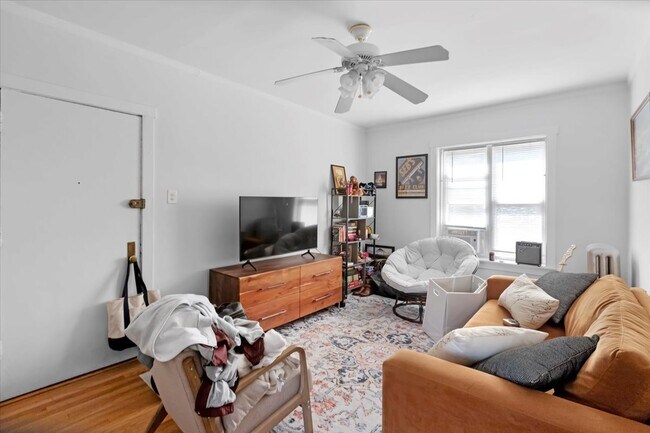 Foto del edificio - 654 W Oakdale Ave