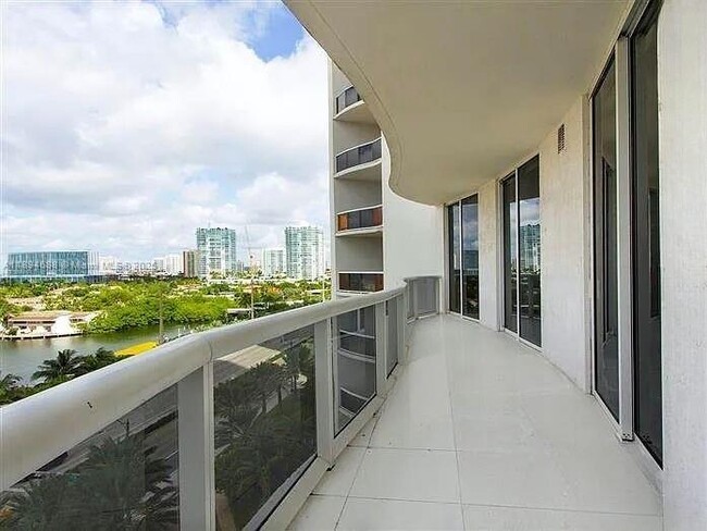 Foto del edificio - 15901 Collins Ave