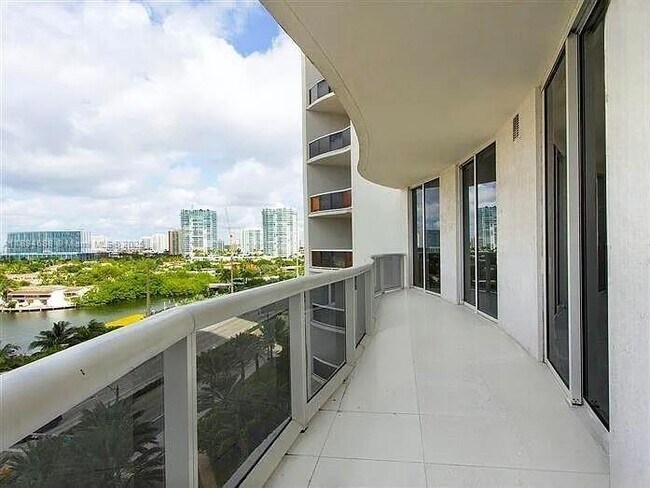 Building Photo - 15901 Collins Ave