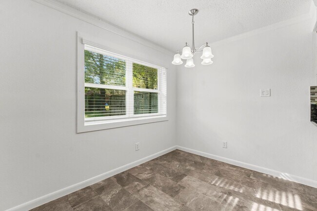 Foto del edificio - 3223 Kentwood Dr